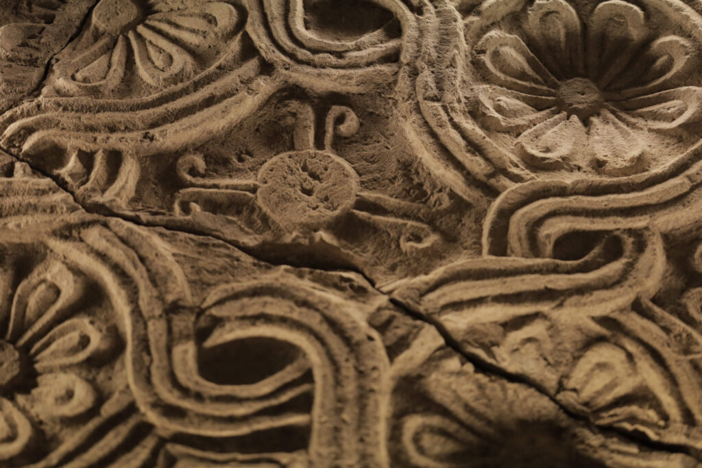 Zoom sur les détails de la dalle carolingienne