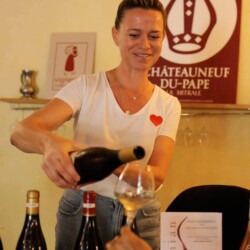 Portrait de Christelle en train de servir du vin